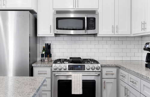 St. Edwards House | NEW! Private Backyard ~ 3 Mins to DT ~ Steps to SoCo ~ Grill, Coffee, Outdoor TV