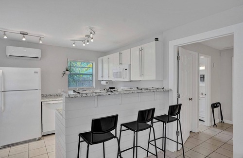 Middle River Terrace House | New - Private Fort Lauderdale Compound w/3 Suites : Walk to Wilton Drive!