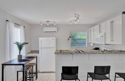 Middle River Terrace House | New - Private Fort Lauderdale Compound w/3 Suites : Walk to Wilton Drive!