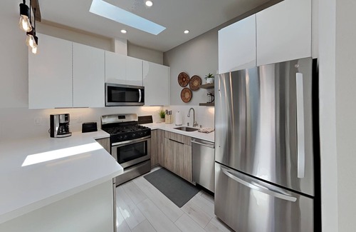Clairemont Mesa West House | New Private Guest House with Queen bed, Laundry, Tub, Full Kitchen