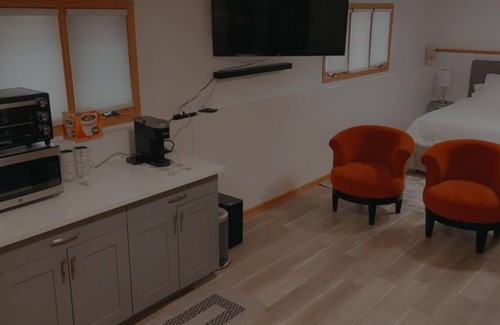 Forestview Apartment | NEW! Private Guest Suite 5 min from MDW Airport!