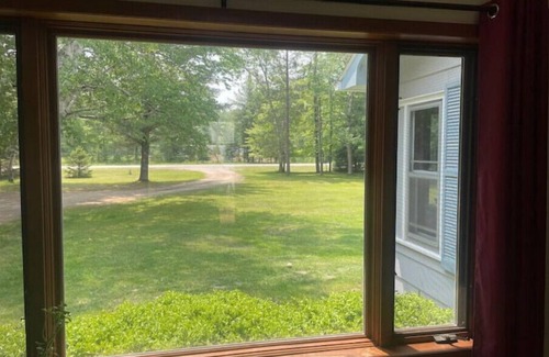 Gladstone House | NEW! Private home located on 6 acres! Enjoy the outdoors, 10 minutes from town