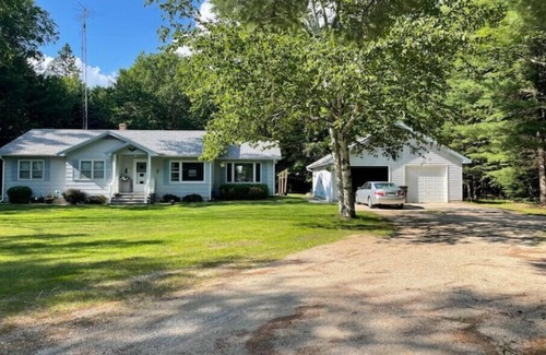 Gladstone House | NEW! Private home located on 6 acres! Enjoy the outdoors, 10 minutes from town