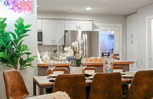 Chelan House | NEW! Private hot tub/Close to town/Cozy and pet friendly