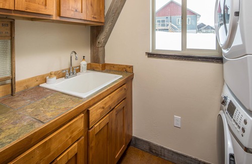 Gallatin Gateway House | NEW! Private Hot Tub, minutes to Town Center & Big Sky Resort - Primrose Hideaway