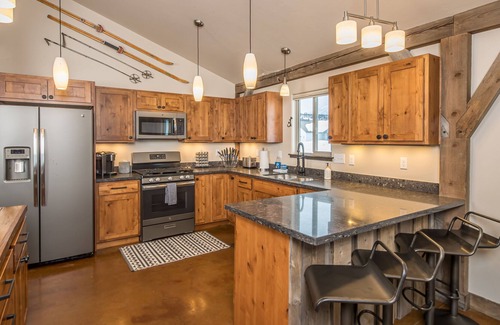 Ramshorn View Estates House | NEW! Private Hot Tub, minutes to Town Center & Big Sky Resort - Primrose Hideaway