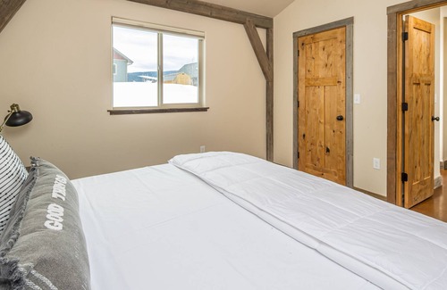 Ramshorn View Estates House | NEW! Private Hot Tub, minutes to Town Center & Big Sky Resort - Primrose Hideaway