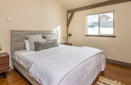 Ramshorn View Estates House | NEW! Private Hot Tub, minutes to Town Center & Big Sky Resort - Primrose Hideaway