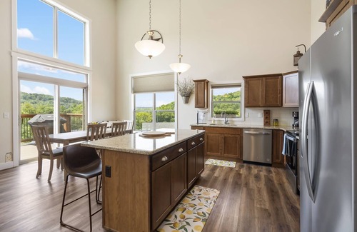 Branson Cabin | NEW PRIVATE HOT TUB! Pop's Fishing Cabin Lake Views & DISCOUNTS