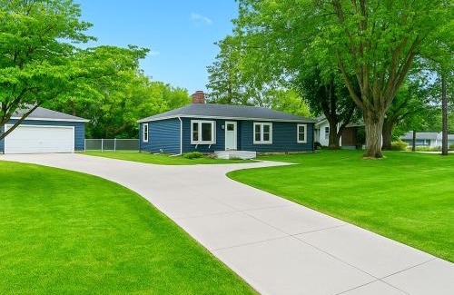 Drayton Plains House | New! Private Lakefront Retreat 3BR 2BA Game Room