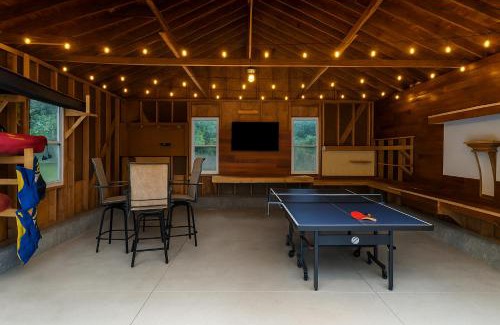 Drayton Plains House | New! Private Lakefront Retreat 3BR 2BA Game Room