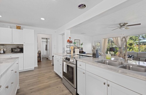 Bradenton House | NEW! Private Pool - Near AMI - IMG -Turntable - Piano- Tropical Oasis