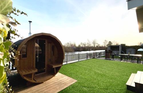 Vinkeveen Apartment | NEW - Private Residence with Sauna - on a lake near Amsterdam