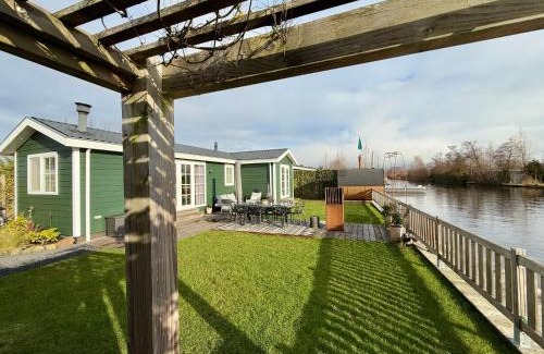 Vinkeveen Apartment | NEW - Private Residence with Sauna - on a lake near Amsterdam
