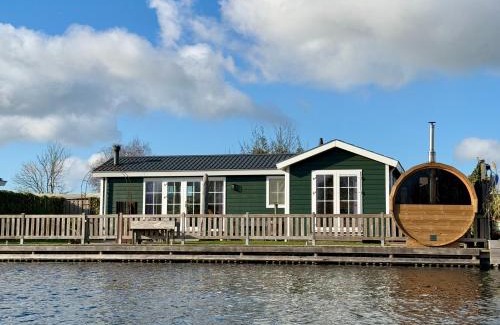Vinkeveen Apartment | NEW - Private Residence with Sauna - on a lake near Amsterdam