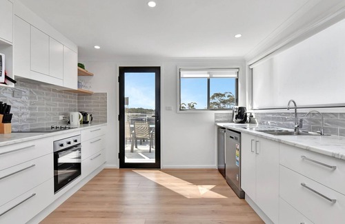 Sunshine House | New Property Seabreeze Bungalow - Lakeview Sunset Delight at Sunshine on Lake Macquarie