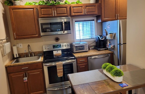 Albany Apartment | NEW Queen Bed Modern Entire Apt!