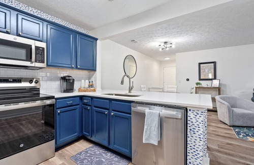 Auburn Apartment | New Queen Bedroom inside a 4 BR Condo/New AU Oasis 2 Mins to Downtown & Stadium
