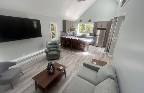 Colwood House | New, Quiet, and Bright private detached house with AC.