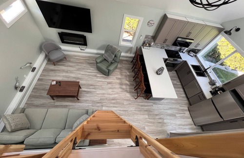 Colwood House | New, Quiet, and Bright private detached house with AC.
