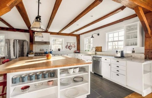 Hollowville House | NEW Quiet, private farmhouse, stunning mntn views!
