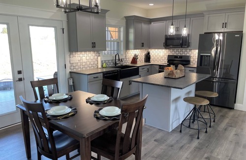 Harrodsburg House | New Quiet Retreat-Distilleries, Hot Tub Shaker Village, Herrington Laken