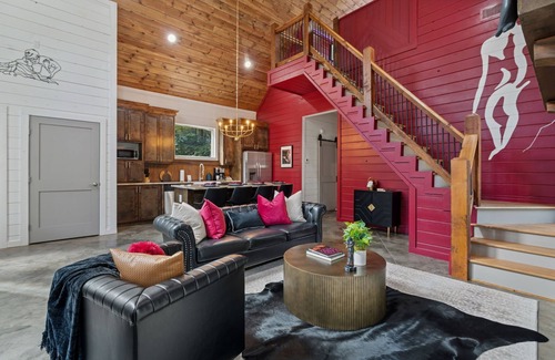 Pickens Cabin | NEW! RedRoom ~ Strip Lounge, Hot-Tub Love Retreat