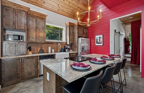 Pickens Cabin | NEW! RedRoom ~ Strip Lounge, Hot-Tub Love Retreat