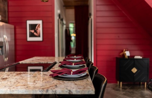 Pickens Cabin | NEW! RedRoom ~ Strip Lounge, Hot-Tub Love Retreat