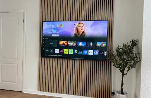 Newark House | NEW refurbished Luxurious home with great transport links