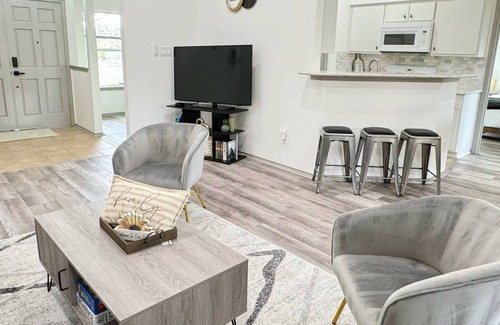 Anderson Mill West House | New Relax Modern Luxury 3BR2Bath Home Sleeps 10, close to Lake Travis and Domain