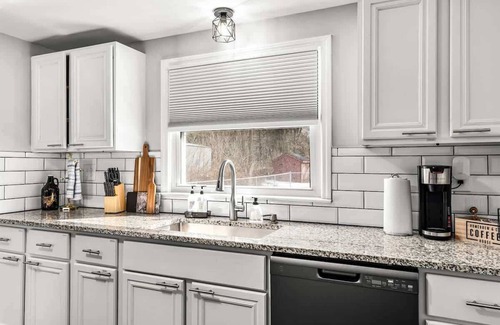 Shelby Township Apartment | NEW! Relaxing & Peaceful 2 BR FLAT | Top Location