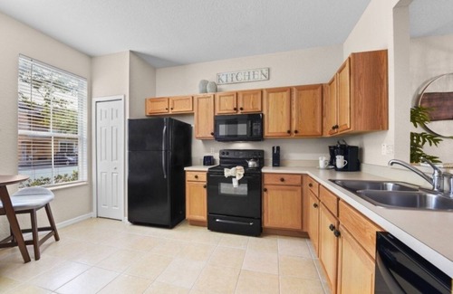 Kissimmee House | NEW! Relaxing Townhome Stay in Regal Oaks Resort by Old Town