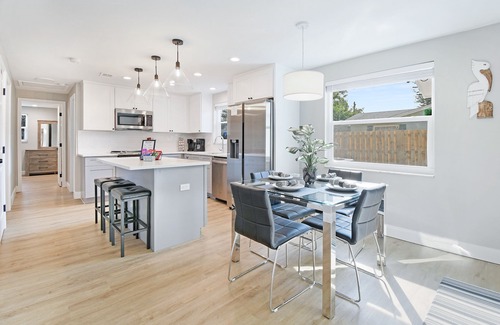Seminole House | New Remodel 3/2 close to the beaches + large private fenced yard
