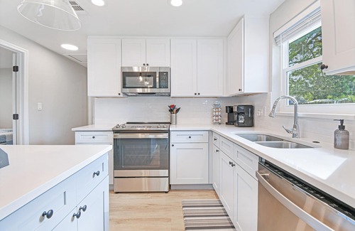 Seminole House | New Remodel 3/2 close to the beaches + large private fenced yard