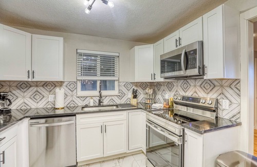 Welby House | New Remodel! +5 bedroom+Game Room+Sauna+Theater