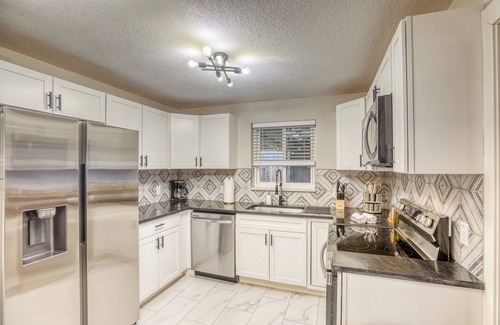 Welby House | New Remodel! +5 bedroom+Game Room+Sauna+Theater