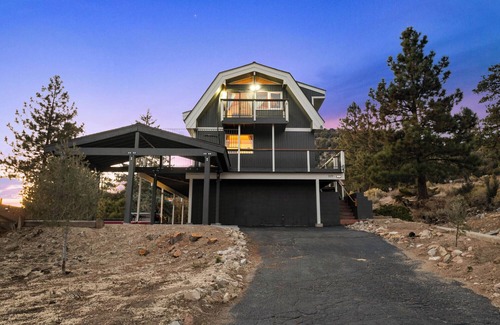 Big Bear City Cabin | New Remodel*Arcade*Hot Tub*Air Conditioning*Lake 2 Miles*Mountain Views/Trails