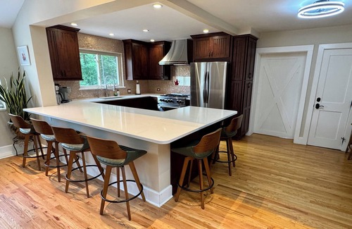 Morse Park House | NEW REMODEL. Luxury Creekside Open Plan Bungalow. Near Red Rocks/Downtown.