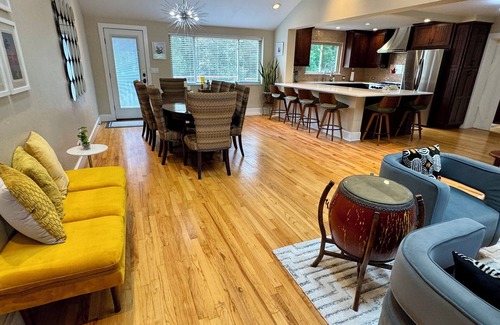 Morse Park House | NEW REMODEL. Luxury Creekside Open Plan Bungalow. Near Red Rocks/Downtown.
