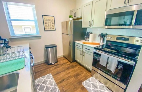 Lower Greenville House | NEW Remodeled Apt Lower Greenville | Free Coffee
