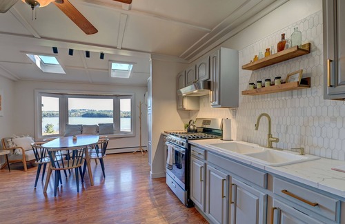 Coxsackie House | New! Remodeled Hudson Valley home with stunning river views