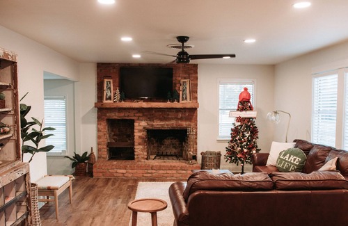 Lone Star House | NEW! Remodeled Lonestar Lakefront 2 Hours From Dallas