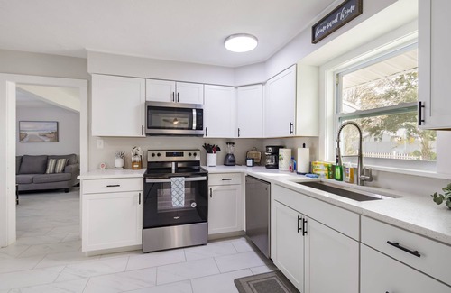 North Trail House | NEW Remodeled Pool Home w/Mini Golf By Downtown