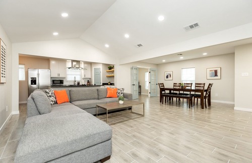South Side House | 🌴🏠🌴New Remodeled Spacious 4Bedrooms+Office King Suite 5Tvs Games Garage Parking