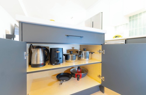 Fraserview House | New Reno 3B Home in Prime Location w/Free Parking & Close to Bus Stop