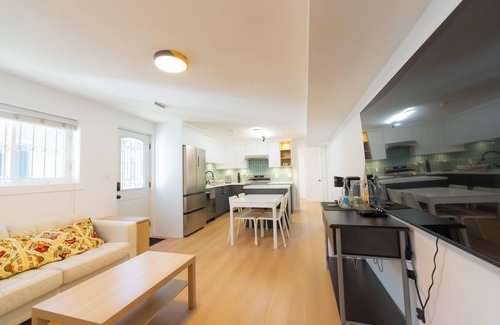 Fraserview House | New Reno 3B Home in Prime Location w/Free Parking & Close to Bus Stop