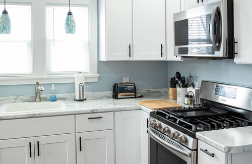 Lake Geneva House | New Reno. Entire Home. Blue Bungalow in downtown Lake Geneva. Walk to Lake