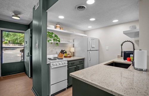 Pinehurst Condo | NEW reno! Walk to Pinehurst CC, The Cradle and enjoy the indoor putting green!