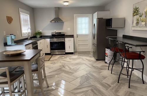 Whitehaven House | New renovated cottage near Graceland and Beale Street